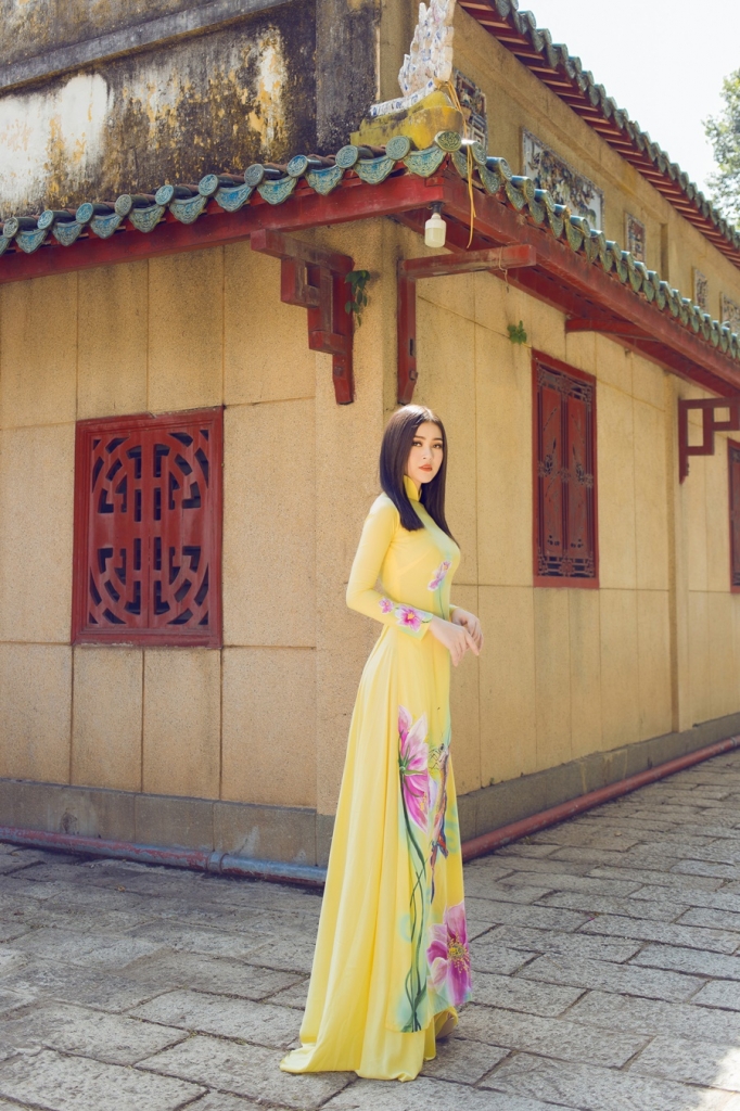 a hau ly kim thao nen na ao dai khoe nhan sac dam chat a dong