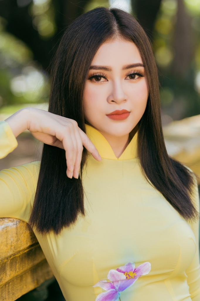 a hau ly kim thao nen na ao dai khoe nhan sac dam chat a dong