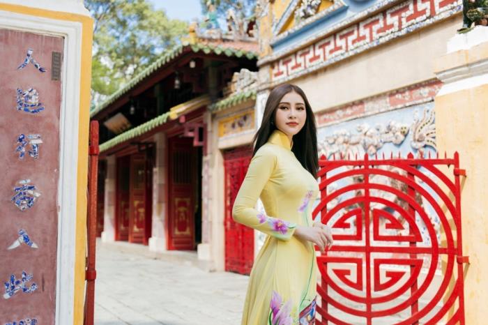 a hau ly kim thao nen na ao dai khoe nhan sac dam chat a dong