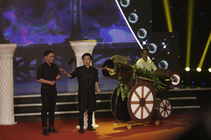 'Kỳ tài lộ diện': Thanh Bạch mời ảo thuật gia Nguyễn Đức Nhã dàn dựng đám cưới lần thứ 25 của mình ky tai lo dien thanh bach moi ao thuat gia nguyen duc nha dan dung dam cuoi lan thu 25 cua minh