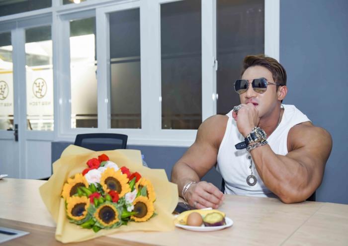 arnold schwarzenegger cua chau a hwang chul soon do bo den viet nam