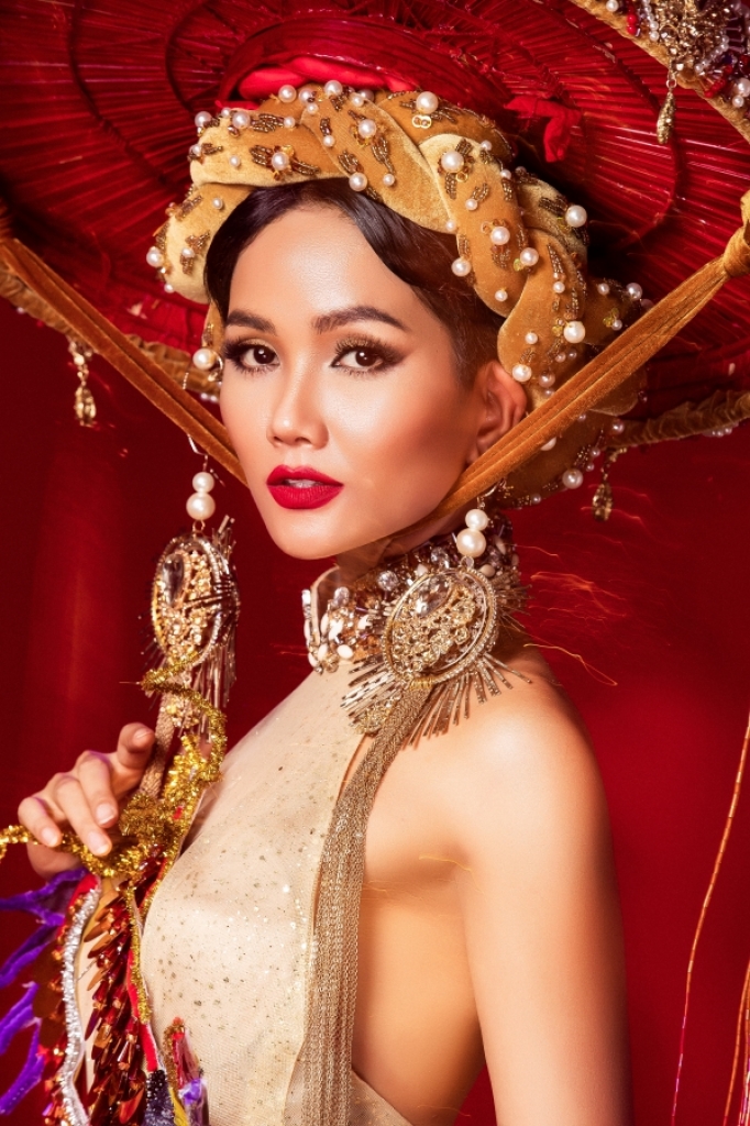 banh mi chinh thuc tro thanh trang phuc dan toc cua hhen nie tai miss universe 2018