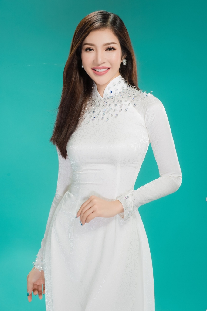 bui ly thien huong diu dang trong ta ao dai trang truoc ngay len duong thi miss vietnam worldwide 2018