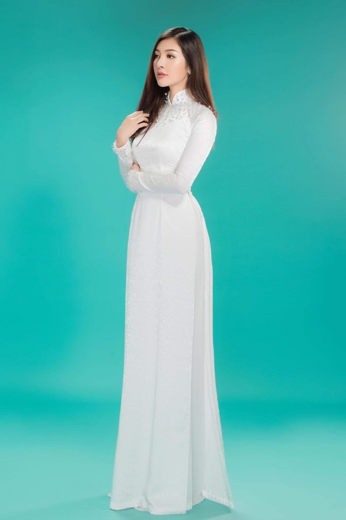 bui ly thien huong diu dang trong ta ao dai trang truoc ngay len duong thi miss vietnam worldwide 2018