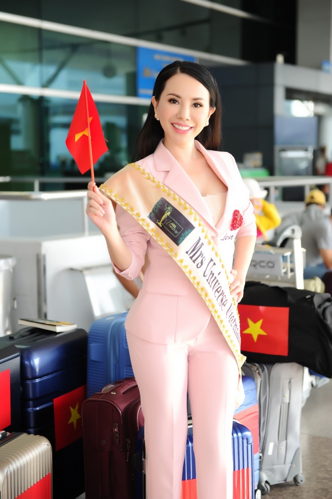 chau ngoc bich rang ro ngay len duong du thi mrs universe 2018