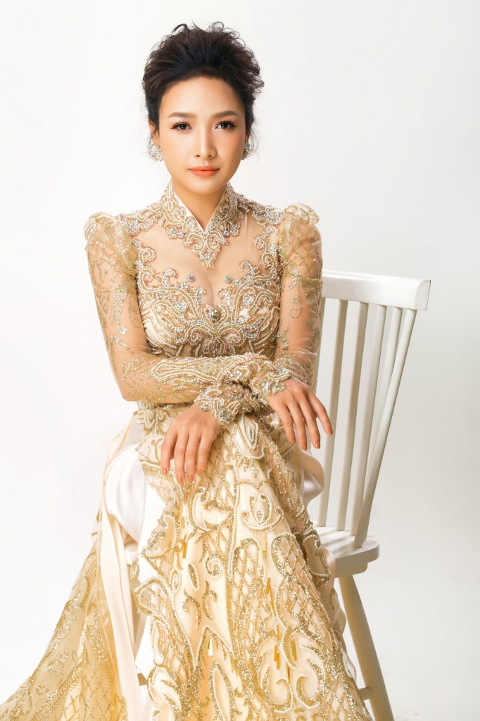 choang truoc ve dep nu tinh banh beo cua le be la voi ao dai minh chau