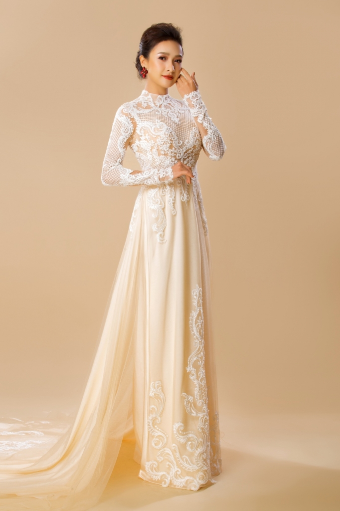 choang truoc ve dep nu tinh banh beo cua le be la voi ao dai minh chau
