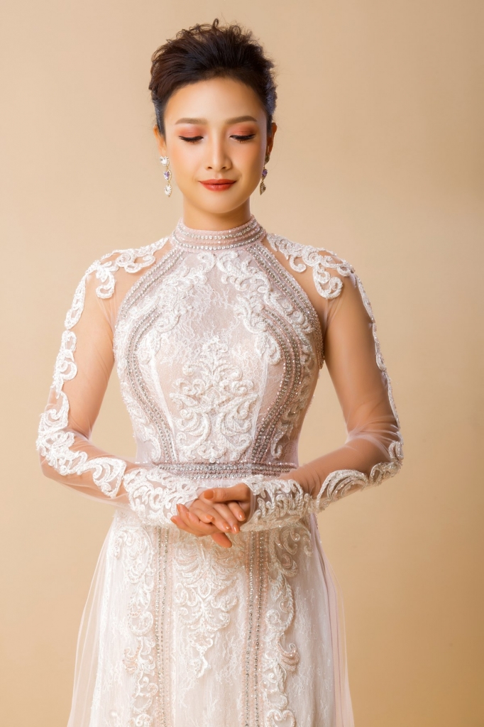 choang truoc ve dep nu tinh banh beo cua le be la voi ao dai minh chau