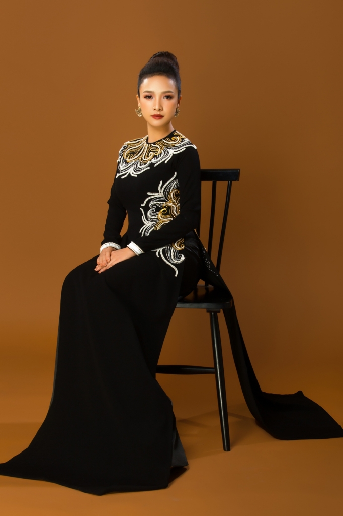 choang truoc ve dep nu tinh banh beo cua le be la voi ao dai minh chau