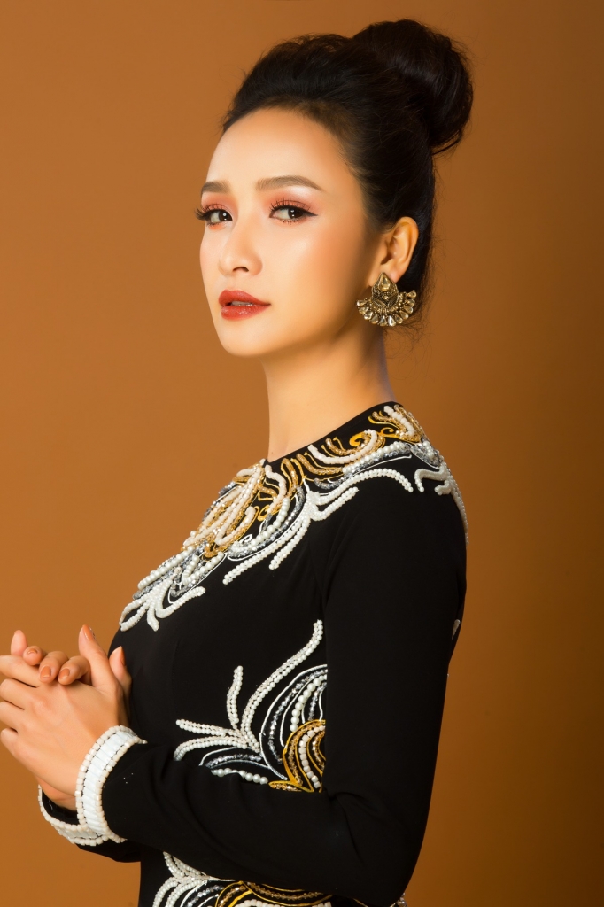 choang truoc ve dep nu tinh banh beo cua le be la voi ao dai minh chau