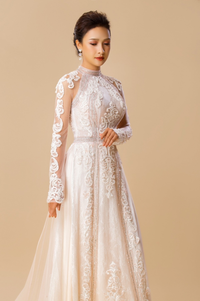 choang truoc ve dep nu tinh banh beo cua le be la voi ao dai minh chau