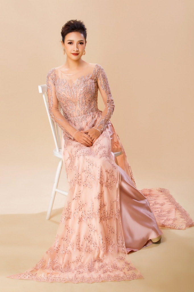 choang truoc ve dep nu tinh banh beo cua le be la voi ao dai minh chau