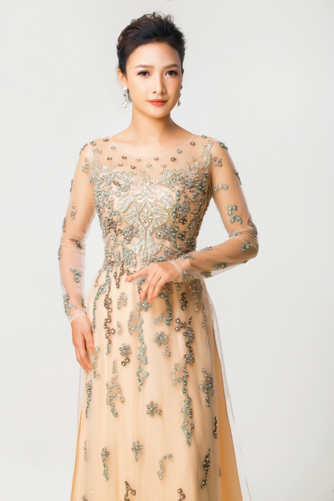 choang truoc ve dep nu tinh banh beo cua le be la voi ao dai minh chau