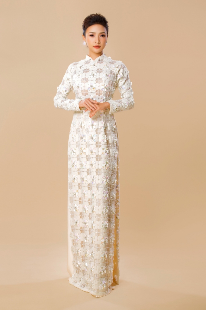 choang truoc ve dep nu tinh banh beo cua le be la voi ao dai minh chau