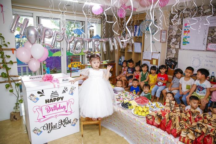 con gai trang tran khoe ve xinh xan dang yeu ben me trong ngay mung tuoi moi