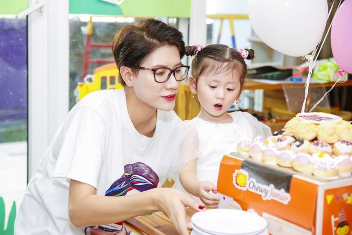 con gai trang tran khoe ve xinh xan dang yeu ben me trong ngay mung tuoi moi