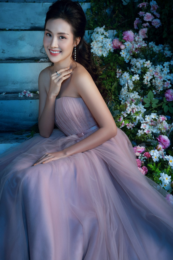 Đặng Thu Thảo cùng dàn người đẹp ngời ngời khí chất với thời trang Xuân Hè