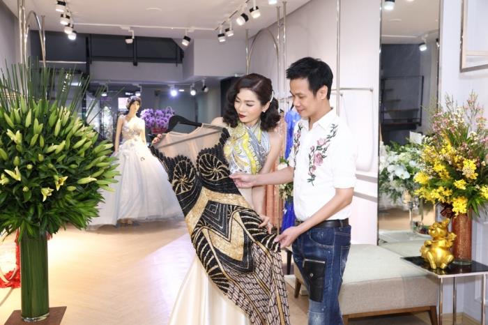 dan sao dong loat khai xuan showroom cua ntk hoang hai