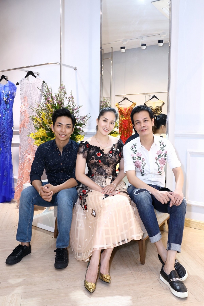 dan sao dong loat khai xuan showroom cua ntk hoang hai