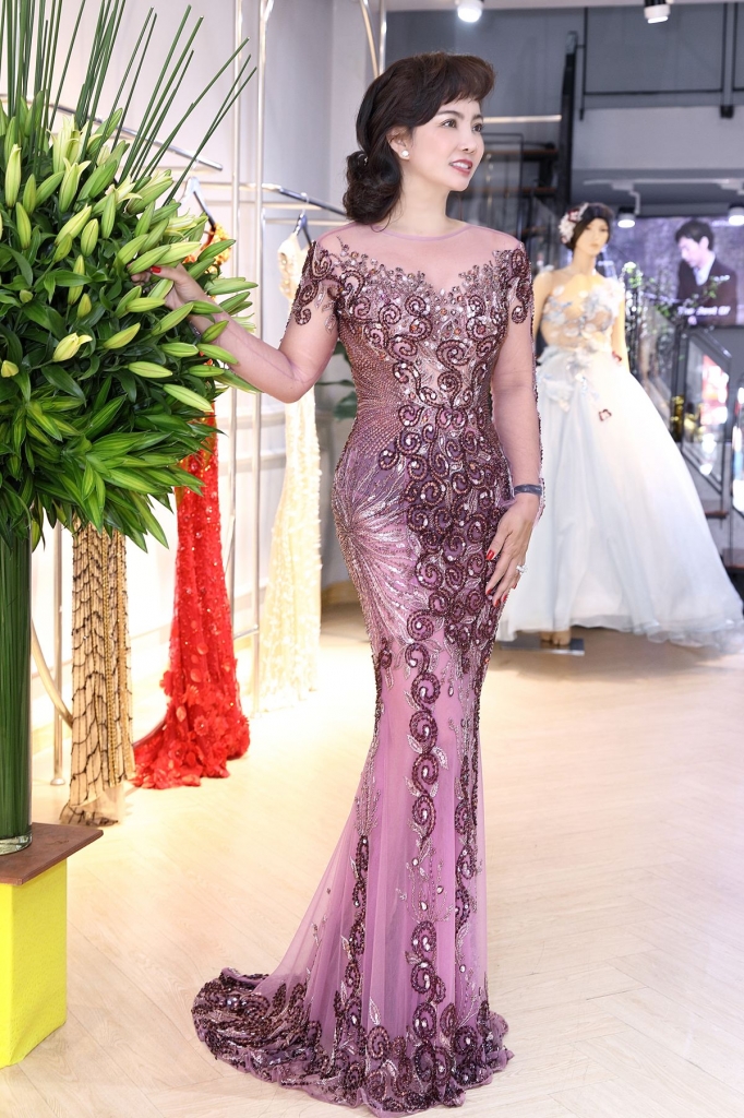 dan sao dong loat khai xuan showroom cua ntk hoang hai