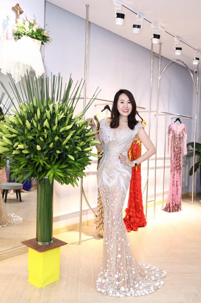 dan sao dong loat khai xuan showroom cua ntk hoang hai