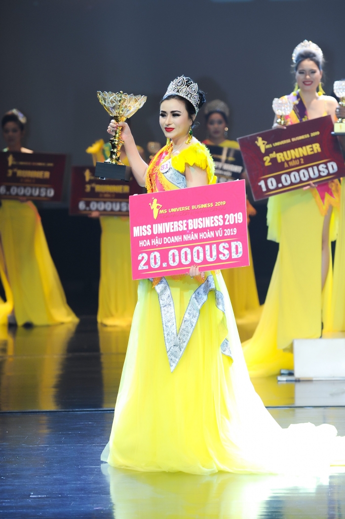 dieu thuy bat ngo dang quang ngoi vi cao nhat ms universe business 2019