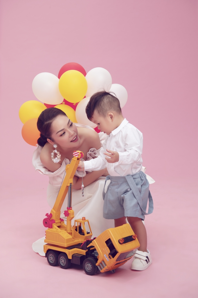 duong cam lynh hanh phuc ben con trai hai tuoi khau khinh