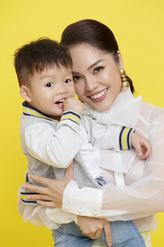 duong cam lynh hanh phuc ben con trai hai tuoi khau khinh