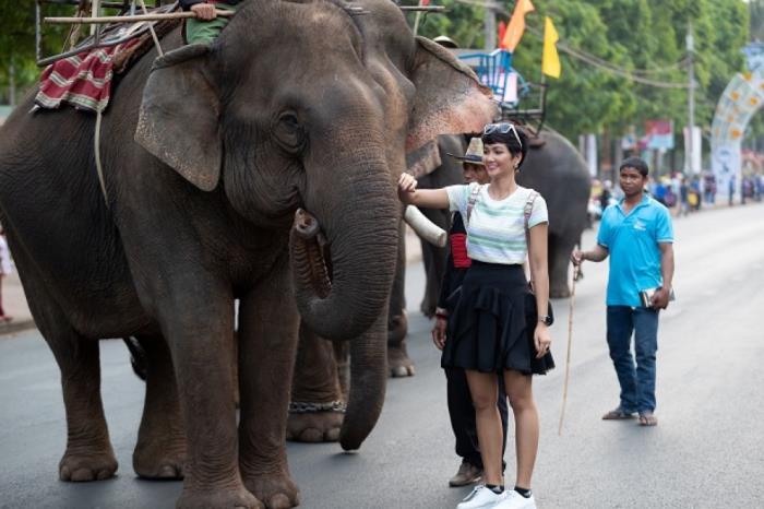 H'Hen Niê dẫn đầu đoàn diễu hành khai mạc 'Lễ hội cà phê Buôn Ma Thuột 2019' hhen nie dan dau doan dieu hanh khai mac le hoi ca phe buon ma thuot 2019