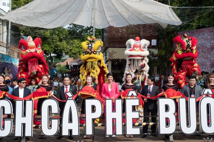 H'Hen Niê dẫn đầu đoàn diễu hành khai mạc 'Lễ hội cà phê Buôn Ma Thuột 2019' hhen nie dan dau doan dieu hanh khai mac le hoi ca phe buon ma thuot 2019
