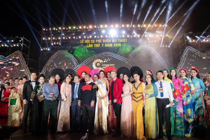 H'Hen Niê dẫn đầu đoàn diễu hành khai mạc 'Lễ hội cà phê Buôn Ma Thuột 2019' hhen nie dan dau doan dieu hanh khai mac le hoi ca phe buon ma thuot 2019