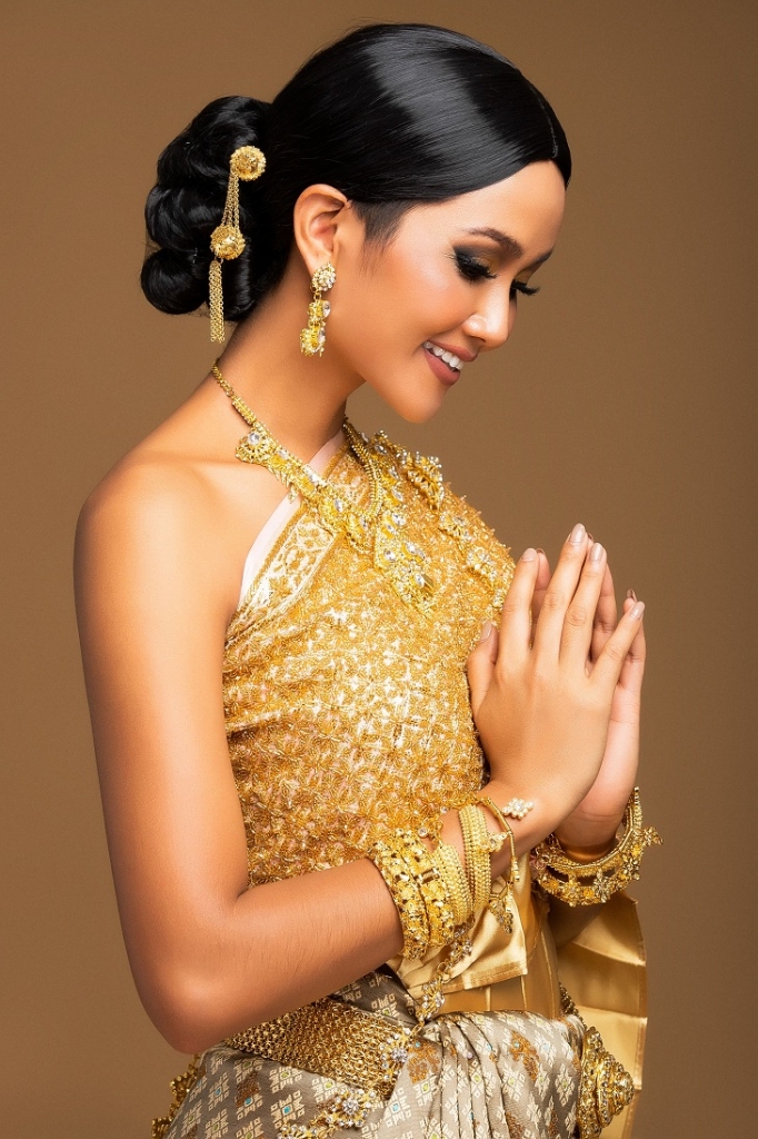 hoa than thanh co gai thai hhen nie gui loi chao den miss universe 2018