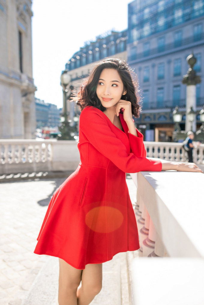 Mặc Paris bạo loạn, Hoàng Thuỳ vẫn đẹp rực rỡ