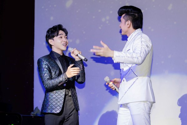 Khán giả vây kín thầy trò Đan Trường trong đêm nhạc tại Sài Gòn 2