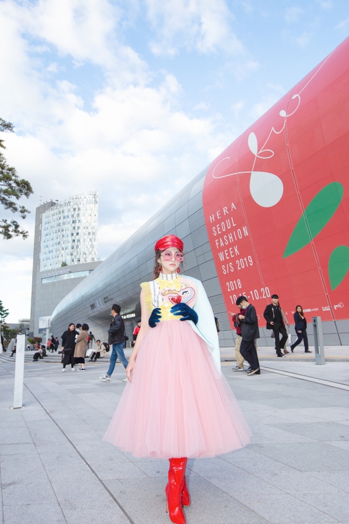 lan dau tham du seoul fashion week thien nga duoc xuong danh tren instagram cua vogue