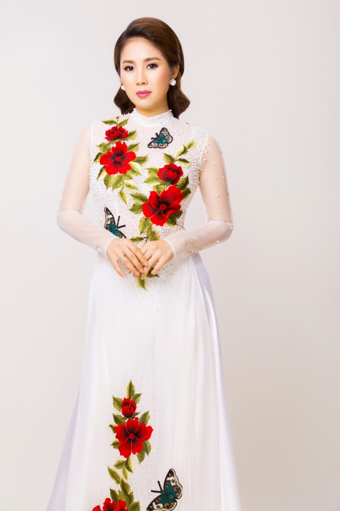 le phuong khoe huong sac diu dang trong ta ao dai minh chau