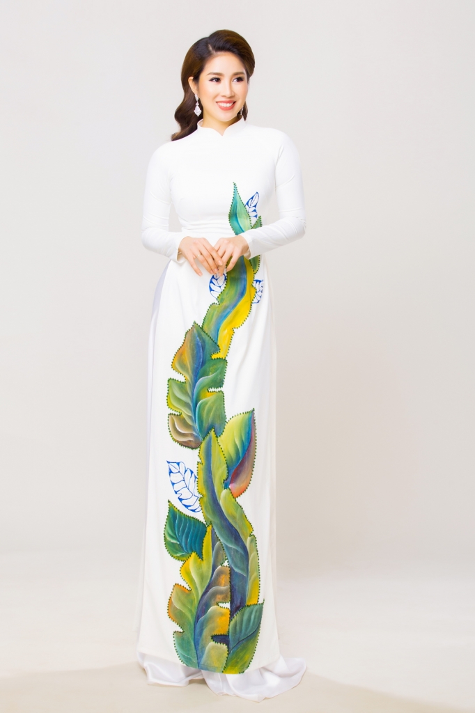le phuong khoe huong sac diu dang trong ta ao dai minh chau
