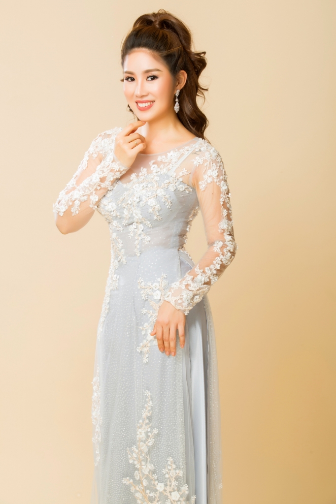 le phuong khoe huong sac diu dang trong ta ao dai minh chau