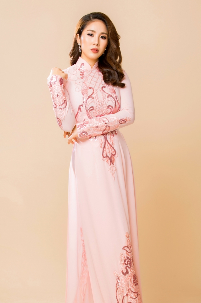 le phuong khoe huong sac diu dang trong ta ao dai minh chau