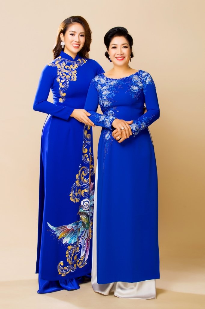 le phuong khoe huong sac diu dang trong ta ao dai minh chau