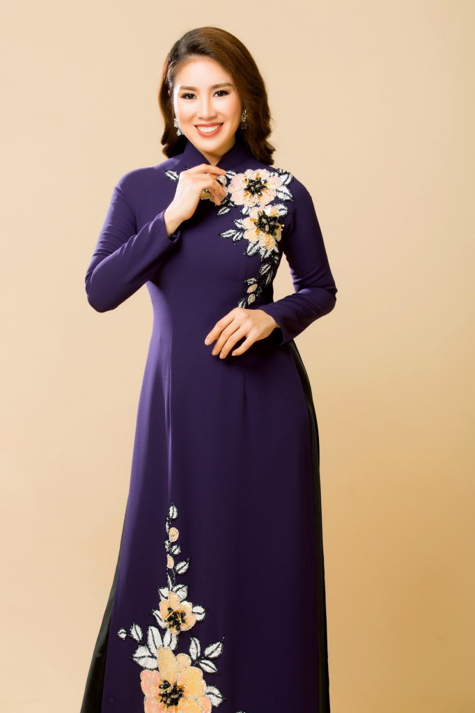 le phuong khoe huong sac diu dang trong ta ao dai minh chau