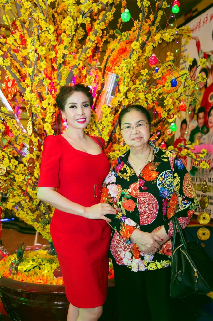 Lý Hương rực rỡ trong trang phục 'Phụng Hoàng' của NTK Tuấn Hải ly huong ruc ro trong trang phuc phung hoang cua ntk tuan hai