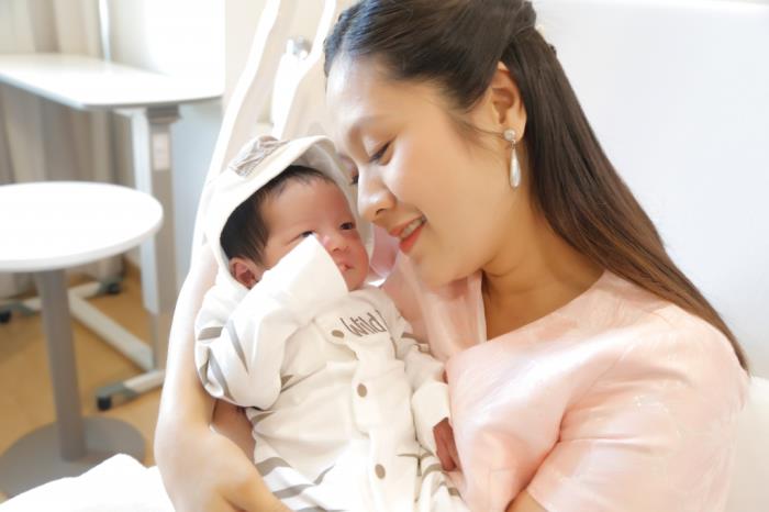 duc thinh cam thay hanh phuc khi duoc dut sua va thay ta cho con