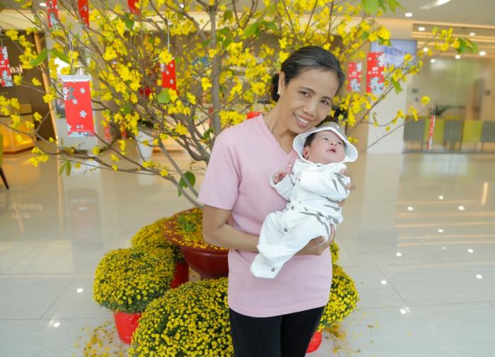 duc thinh cam thay hanh phuc khi duoc dut sua va thay ta cho con