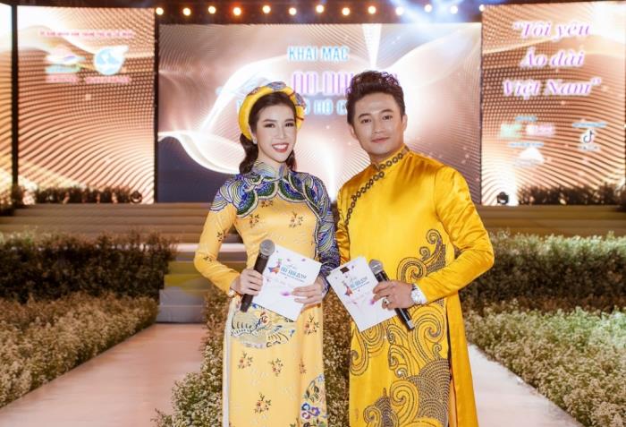 mc phuong uyen gay an tuong khi vua dan chuong trinh vua catwalk