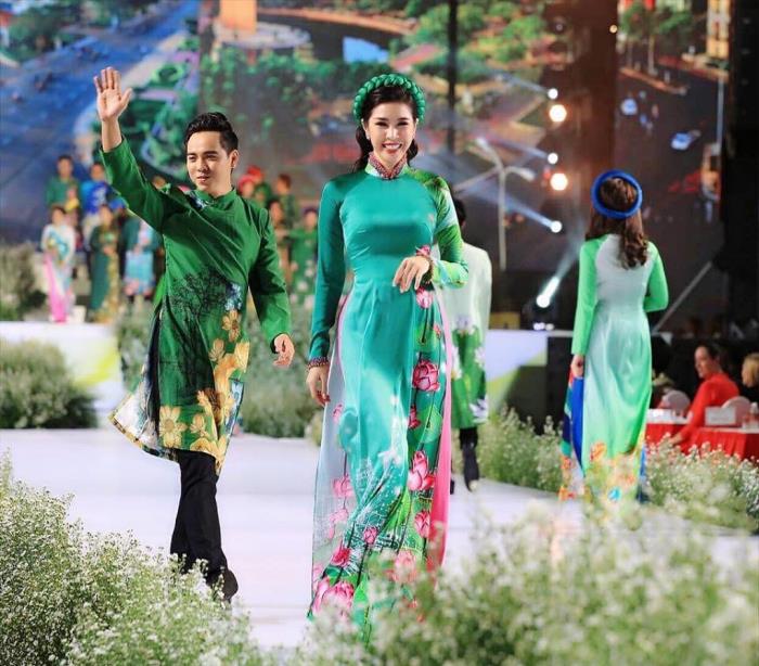 mc phuong uyen gay an tuong khi vua dan chuong trinh vua catwalk