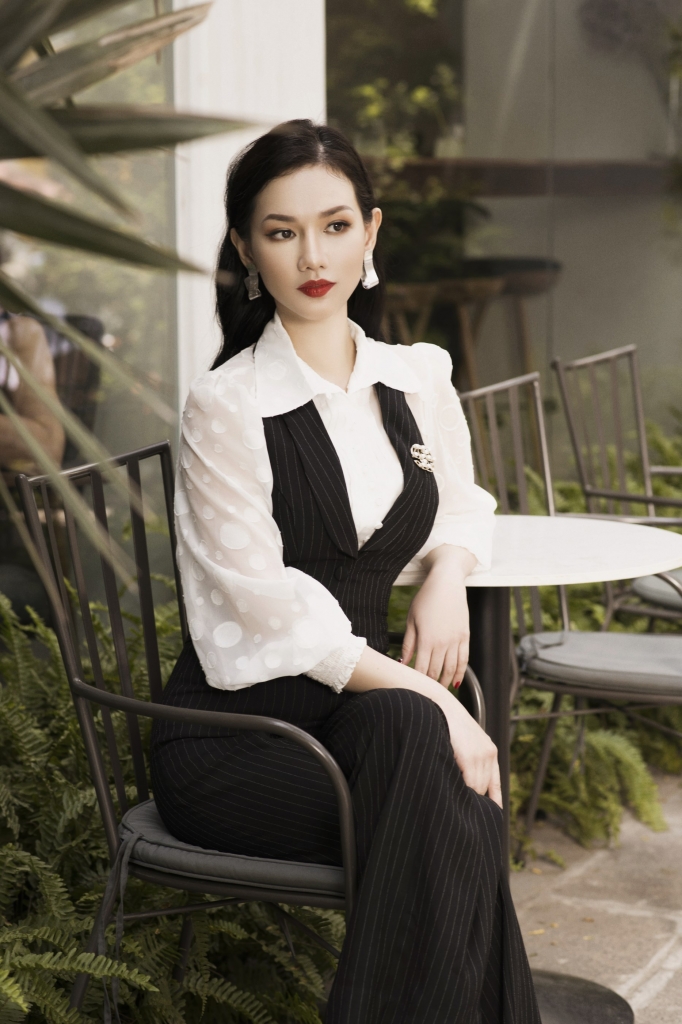 mc quynh chi mach nuoc phai dep voi vest thoi thuong tu elise
