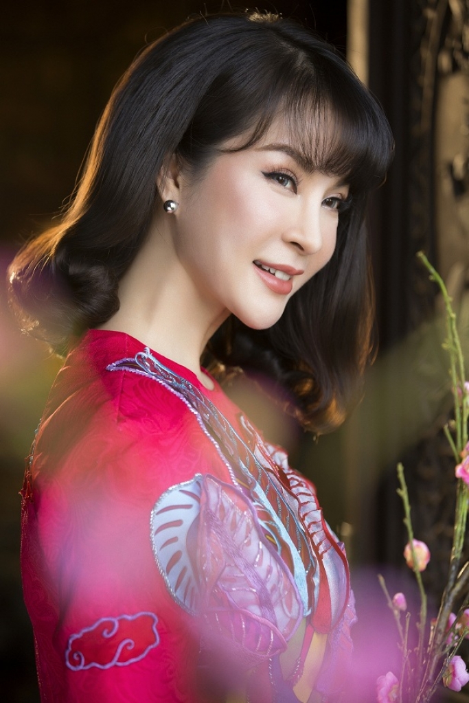 mc thanh mai khoe dang manh mai voi ao dai theu don xuan