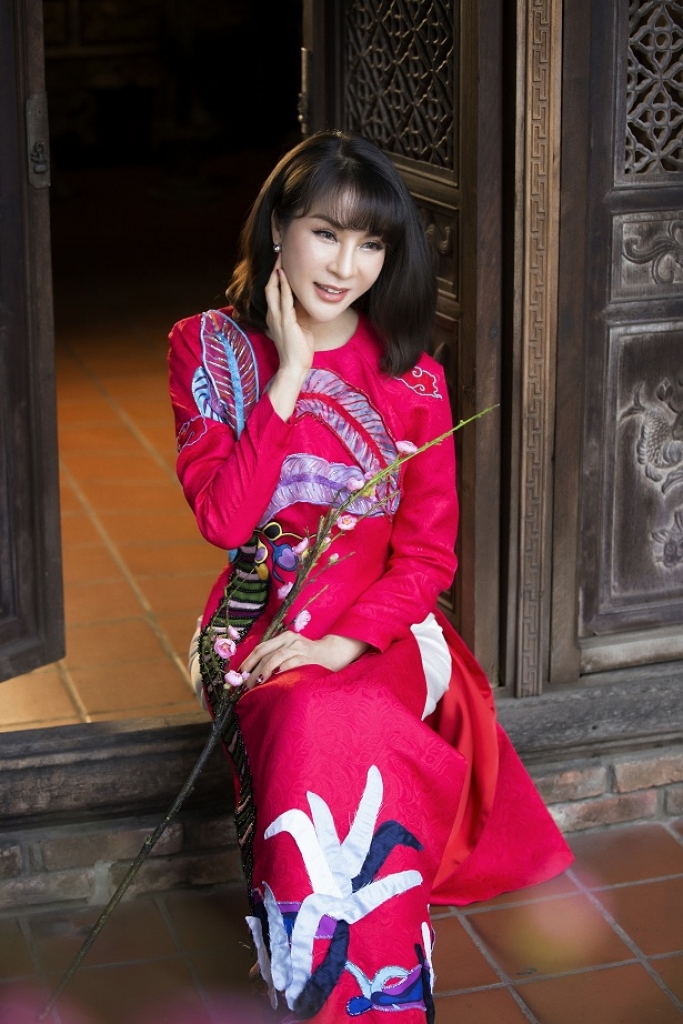 mc thanh mai khoe dang manh mai voi ao dai theu don xuan