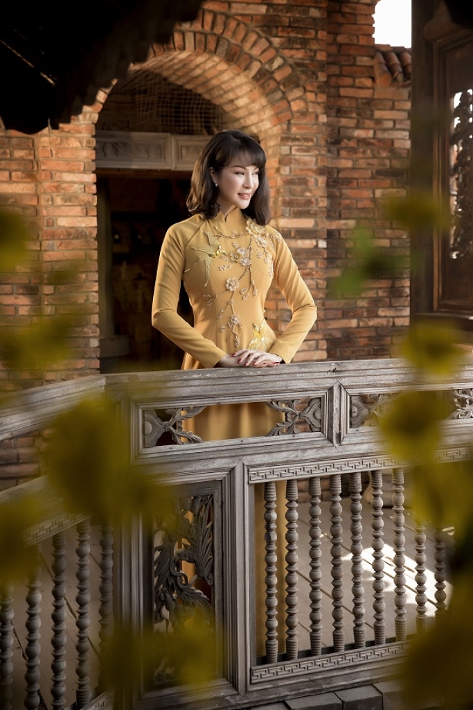 mc thanh mai khoe dang manh mai voi ao dai theu don xuan